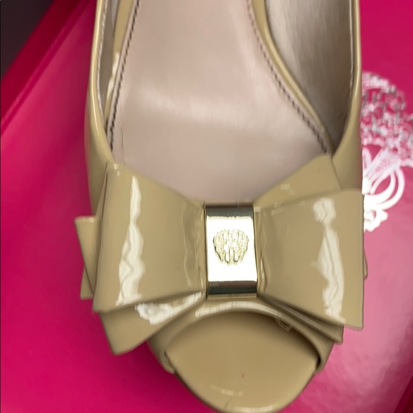 Vince Camuto Beige Patent Leather Peep Toe Wedges. - Picture 4 of 5